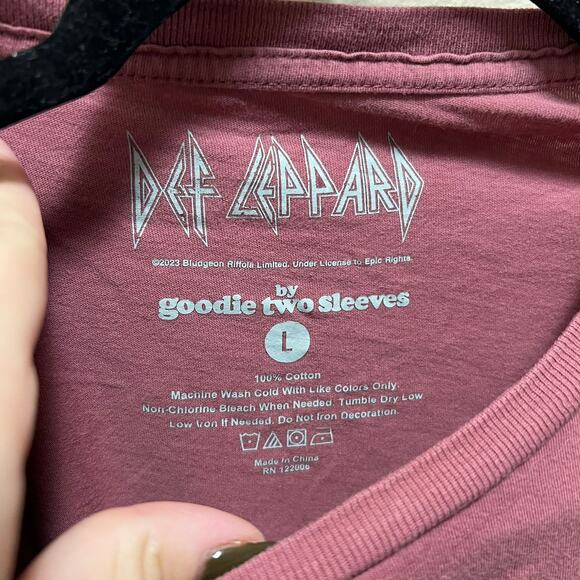 Def Leopard by Goodie Two Sleeves Red Cropped Graphic Tee T-Shirt Size Large - Picture 4 of 5